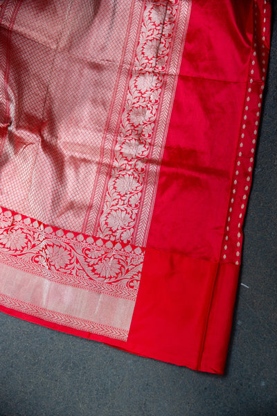 Indian wedding, festivals, handwoven saree for classical music singers, dancers, architects, saree connoisseurs, saree collectors, brides, bridesmaids. This is a pure katan silk saree which has a very soft drape and can be accessorised with diamonds, peals, precious stone jewellery depending on the occasion. Looks dressy with a gajra too. Traditional yet contemporary in its look.