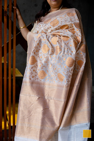 This is a beautiful Off white banarasi cotton handwoven saree. Traditional yet contemporary in it's look. Indian wedding, festivals, handwoven saree for classical music singers, dancers, architects, saree connoisseurs, saree collectors, brides, bridesmaids.