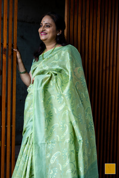 This is a gorgeous Green banarasi cotton handwoven saree saree. New trend of Silk Dupatta designs, Silk Dupatta for artists, art lovers, architects, dupatta lovers, Dupatta connoisseurs, musicians, dancers, doctors, Silk dupatta, indian dupatta images, latest dupattas with price, only dupatta images, new Silk dupatta design.