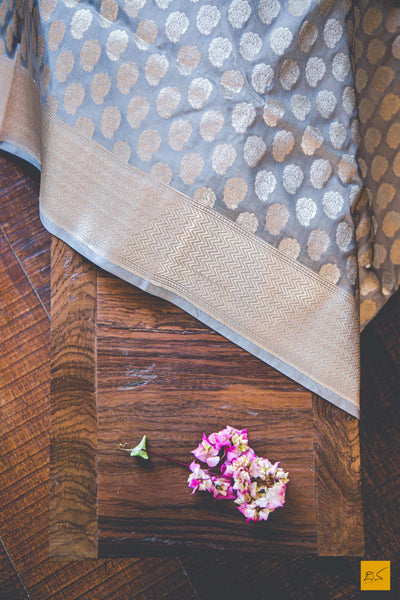 This wonderful Banarasi Katan Silk Saree has it's body covered in Gray colour. New trend of Banarasi Saree designs, Banarasi Saree for artists, art lovers, architects, saree lovers, Saree connoisseurs, musicians, dancers, doctors, Banarasi silk saree, indian saree images, latest sarees with price, only saree images, new Banarasi saree design.