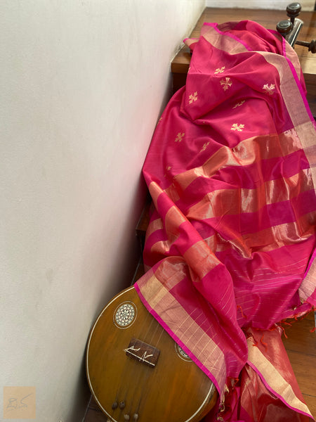 A lovely pink banarasi silk cotton handwoven saree with Khadwa Buttas. New trend of Saree designs, Saree for artists, art lovers, architects, saree lovers, Saree connoisseurs, musicians, dancers, doctors, silk saree, indian saree images, latest sarees with price, only saree images, new saree design.