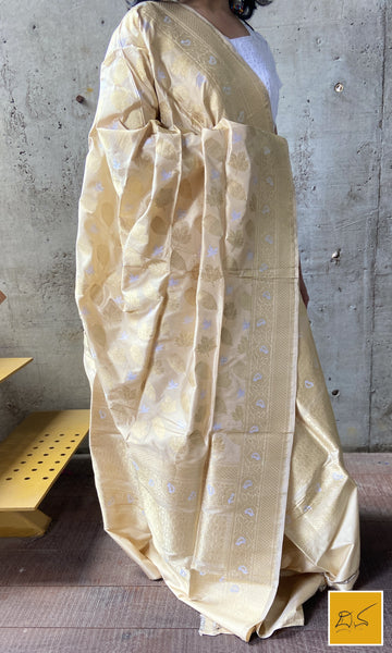 This is a gorgeous ivory gold banarasi katan silk handwoven dupatta with intricately woven buttas in sona rupa zari. New trend of Silk Dupatta designs, Silk Dupatta for artists, art lovers, architects, dupatta lovers, Dupatta connoisseurs, musicians, dancers, doctors, Silk dupatta, indian dupatta images, latest dupattas with price, only dupatta images, new Silk dupatta design.