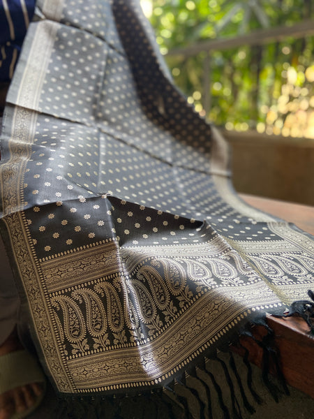 Best for architects, singers, dancers, corporate gifts, corporate wear, weddings, casual outings and other formal and informal events.