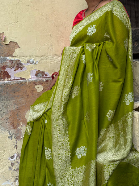 Satyadhee- Green Banarasi Munga Silk Handwoven Saree