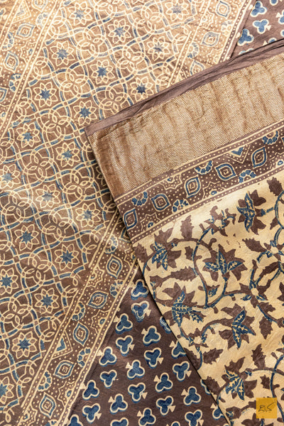 Nischitha- Off White Maheshwari Mulberry Silk Ajrakh Print Handwoven Saree