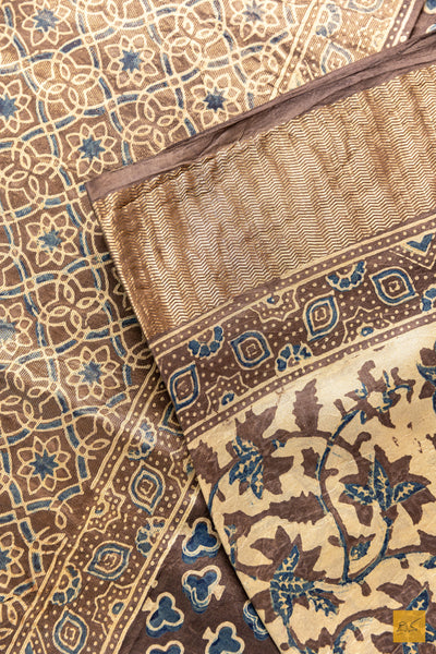 Nischitha- Off White Maheshwari Mulberry Silk Ajrakh Print Handwoven Saree