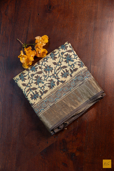 Nischitha- Off White Maheshwari Mulberry Silk Ajrakh Print Handwoven Saree