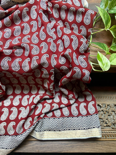 This maroon Maheshwari saree is designed with a classic bagh print. Crafted from a soft fabric, it's both comfortable and graceful to wear. Elevate any look with this stylish and timeless piece.