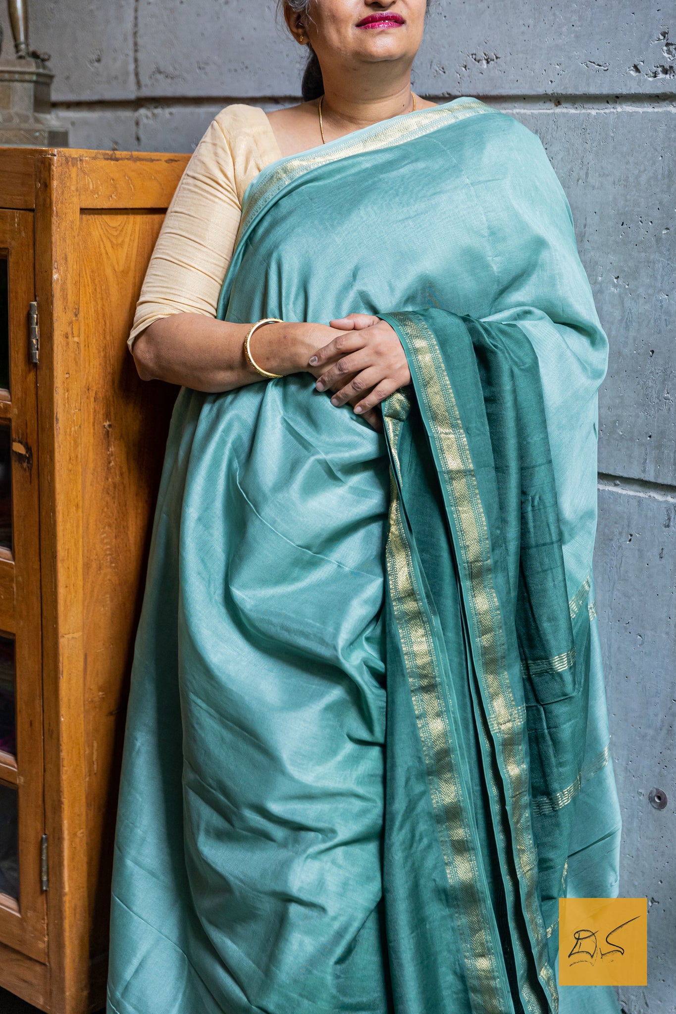 Master the art of elegance with our Green Ombre Maheshwari Silk Cotton Handwoven Saree. Made from the finest silk cotton blend, each saree is handwoven to perfection, creating a beautiful ombre effect