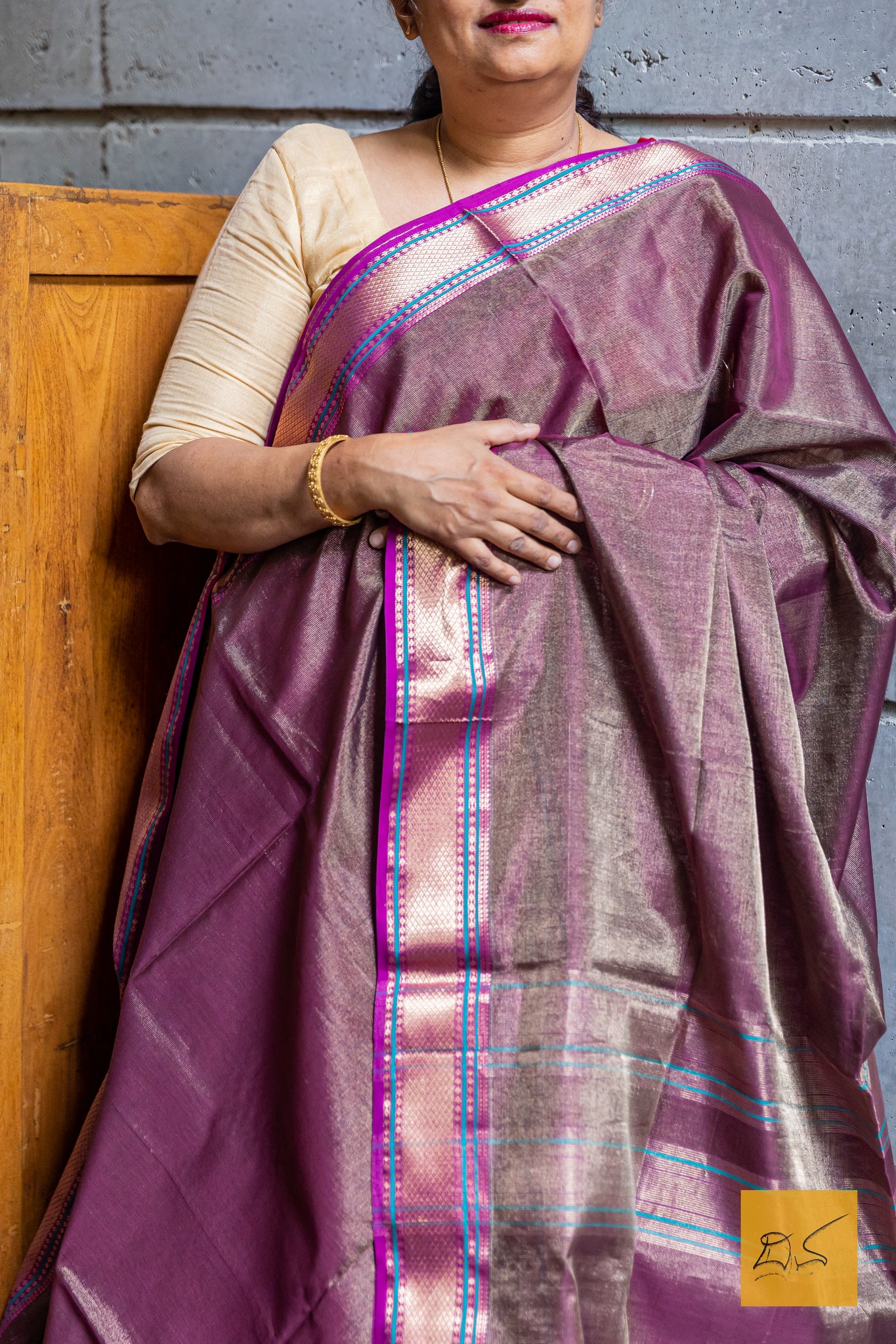 Magenta Maheshwari Silk Cotton Tissue Handwoven Saree