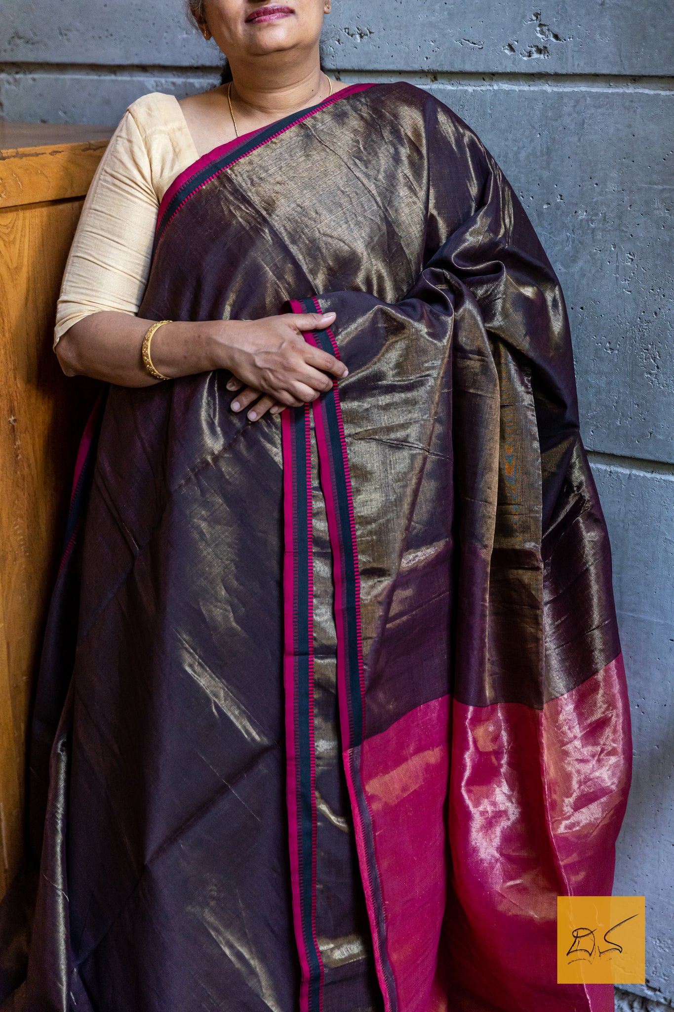 Black, Pink, Tissue, Maheshwari, Silk Cotton, Handwoven Saree, Traditional, Formal, Informal  Perfect for informal gatherings, parties, music concerts, drama, dance concerts. This saree can be perfect for formal gatherings too when paired with brocade blouses.Soft and easy to drape. Comfortable to drape the whole day. Liked by architects, doctors, corporate professionals, artists, home makers, professionals. Suits parties, small events, music and dance concerts, drama and so on