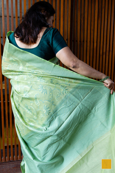 This is a gorgeous Green banarasi cotton handwoven saree saree. New trend of Silk Dupatta designs, Silk Dupatta for artists, art lovers, architects, dupatta lovers, Dupatta connoisseurs, musicians, dancers, doctors, Silk dupatta, indian dupatta images, latest dupattas with price, only dupatta images, new Silk dupatta design.