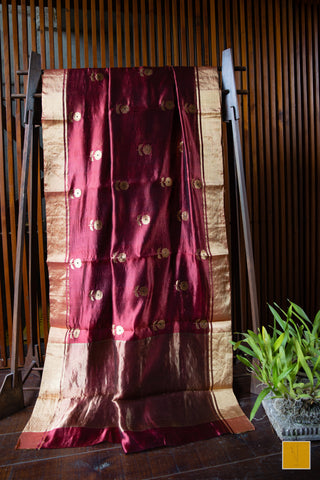 This is a gorgeous Chanderi Handwoven Silk Saree With Meenakari Buttas. New trend of Silk Dupatta designs, Silk Dupatta for artists, art lovers, architects, dupatta lovers, Dupatta connoisseurs, musicians, dancers, doctors, Silk dupatta, indian dupatta images, latest dupattas with price, only dupatta images, new Silk dupatta design.