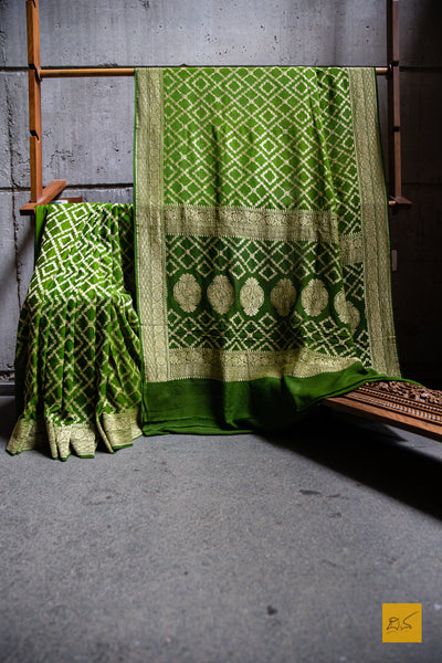 You are Popular! Presenting this banarasi georgette saree in a green tone. The sari has intricate zari jaal and is suitable for upcoming weddings and festivities. Minimal accessories and a gajra will complete the look.