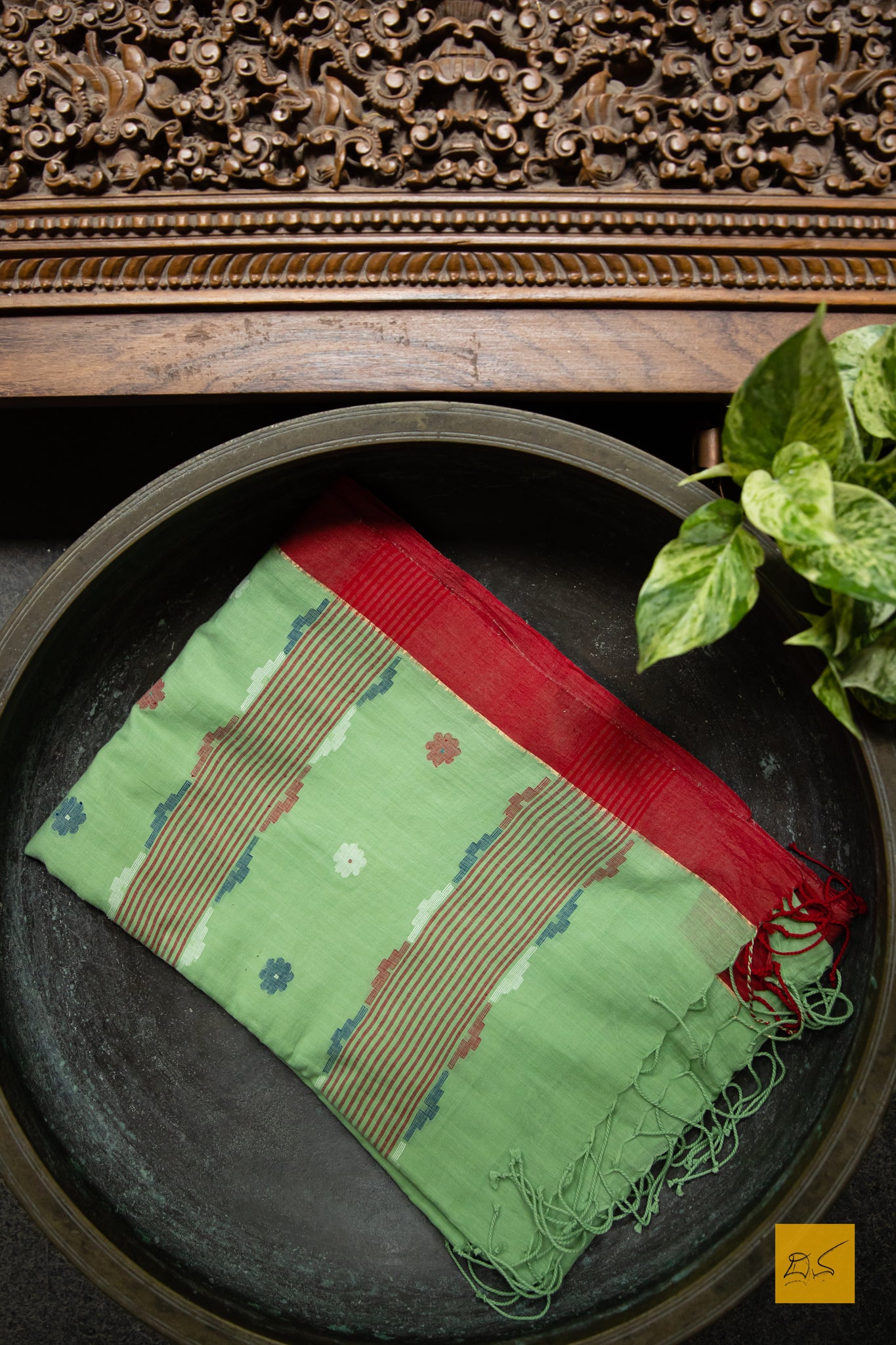 Sushma Hand spun Cotton Handwoven Jamdani Saree A super soft hand spun cotton saree with handwoven jamdani weave. A saree perfect to be draped the whole day very comfortably.  Fabric- Hand spun cotton  Colour- Green  Length- 6.5m