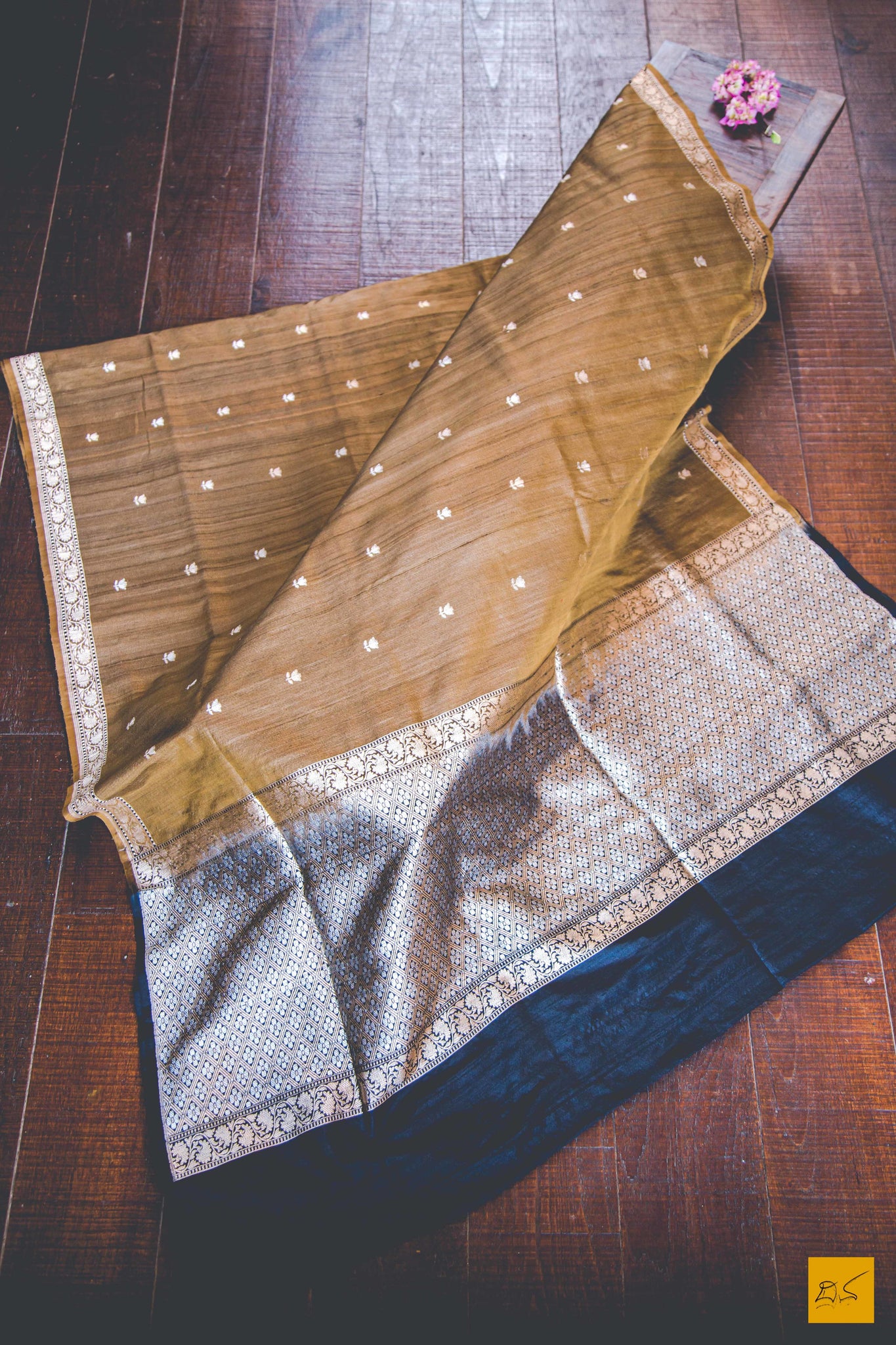 A magnificent banarasi tussar silk handwoven sari with cute little khadwa buttas on body and blouse. New trend of Banarasi Saree designs, Banarasi Saree for artists, art lovers, architects, saree lovers, Saree connoisseurs, musicians, dancers, doctors, Banarasi Katan silk saree, indian saree images, latest sarees with price, only saree images, new Banarasi saree design.