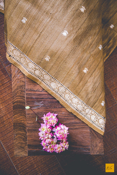 A magnificent banarasi tussar silk handwoven sari with cute little khadwa buttas on body and blouse. New trend of Banarasi Saree designs, Banarasi Saree for artists, art lovers, architects, saree lovers, Saree connoisseurs, musicians, dancers, doctors, Banarasi Katan silk saree, indian saree images, latest sarees with price, only saree images, new Banarasi saree design.