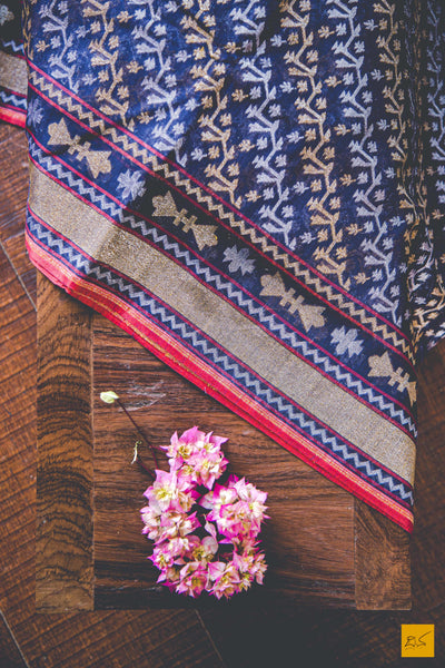 This is a magnificent Banarasi Jamdani handwoven Saree with a blue body. New trend of Banarasi Saree designs, Banarasi Saree for artists, art lovers, architects, saree lovers, Saree connoisseurs, musicians, dancers, doctors, Banarasi silk saree, indian saree images, latest sarees with price, only saree images, new Banarasi saree design.