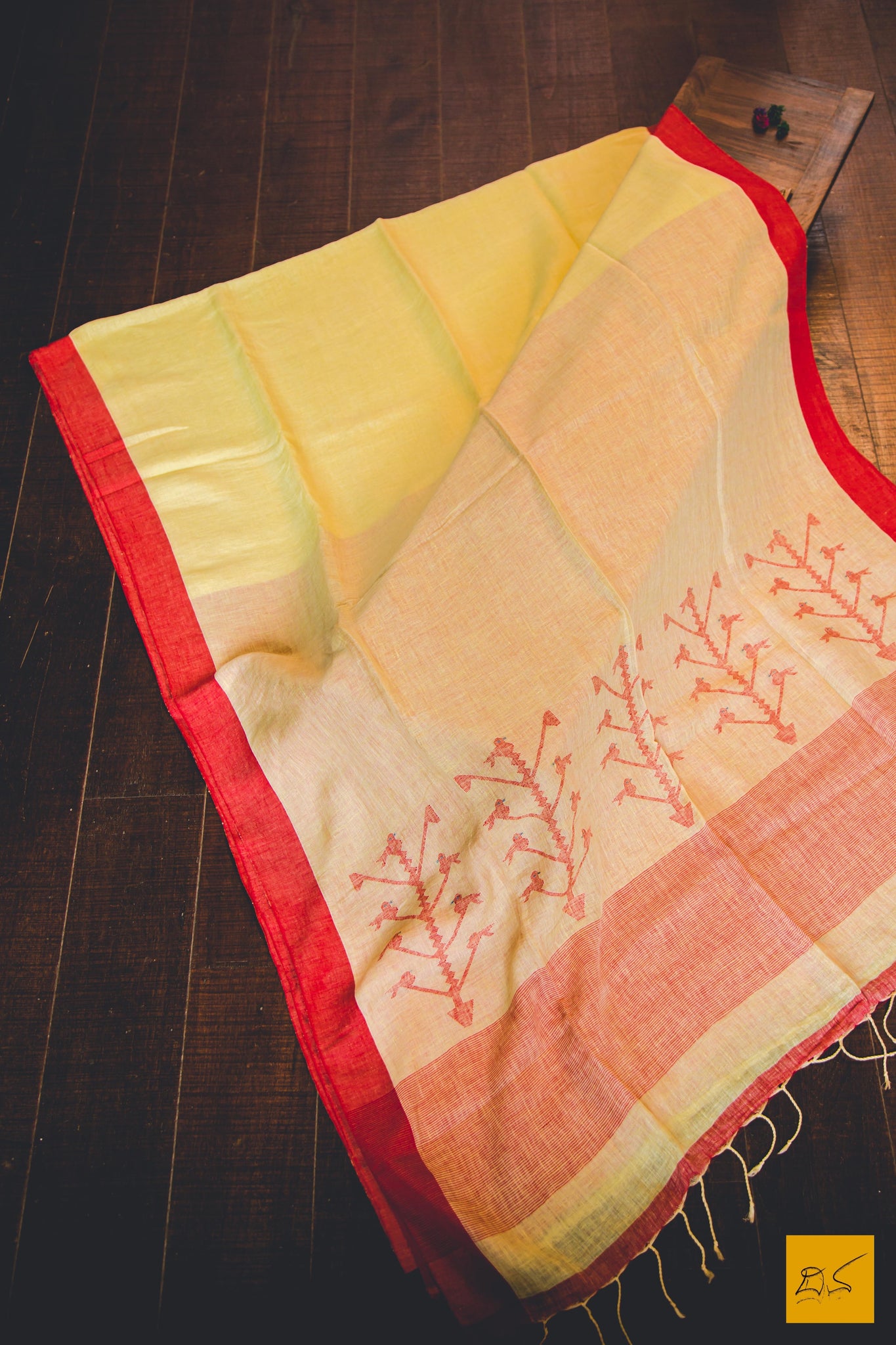 This is a magnificent Linen handwoven Saree with bird jamdani motifs in the pallu. Comes with a red blouse.. New trend of Muslin Jamdani Saree designs, Muslin Jamdani Saree for artists, art lovers, architects, saree lovers, Saree connoisseurs, musicians, dancers, doctors, Muslin Jamdani saree, indian saree images, latest sarees with price, only saree images, new Muslin Jamdani saree design.