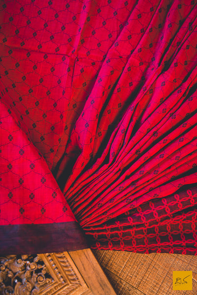 A lovely cotton handwoven reversible saree. New trend of Saree designs, Saree for artists, art lovers, architects, saree lovers, Saree connoisseurs, musicians, dancers, doctors, silk saree, indian saree images, latest sarees with price, only saree images, new saree design.
