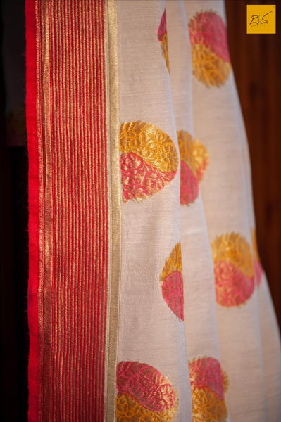 This is a gorgeous Banarasi munga silk Saree with brush dyed buttas and contrast red blouse. New trend of Banarasi Saree designs, Banarasi Saree for artists, art lovers, architects, saree lovers, Saree connoisseurs, musicians, dancers, doctors, Banarasi silk saree, indian saree images, latest sarees with price, only saree images, new Banarasi saree design.