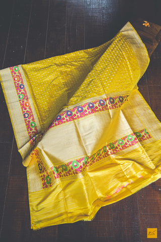 This is a gorgeous Banarasi Silk Saree with meenakari phulari border and pallu. The phulari border is so exquisite that it makes the saree stand out. The saree has small star meena buttas. The blouse is yellow in colour with the border. New trend of Banarasi Saree designs, Banarasi Saree for artists, art lovers, architects, saree lovers, Saree connoisseurs, musicians, dancers, doctors, Banarasi silk saree, indian saree images, latest sarees with price, only saree images, new Banarasi saree design.