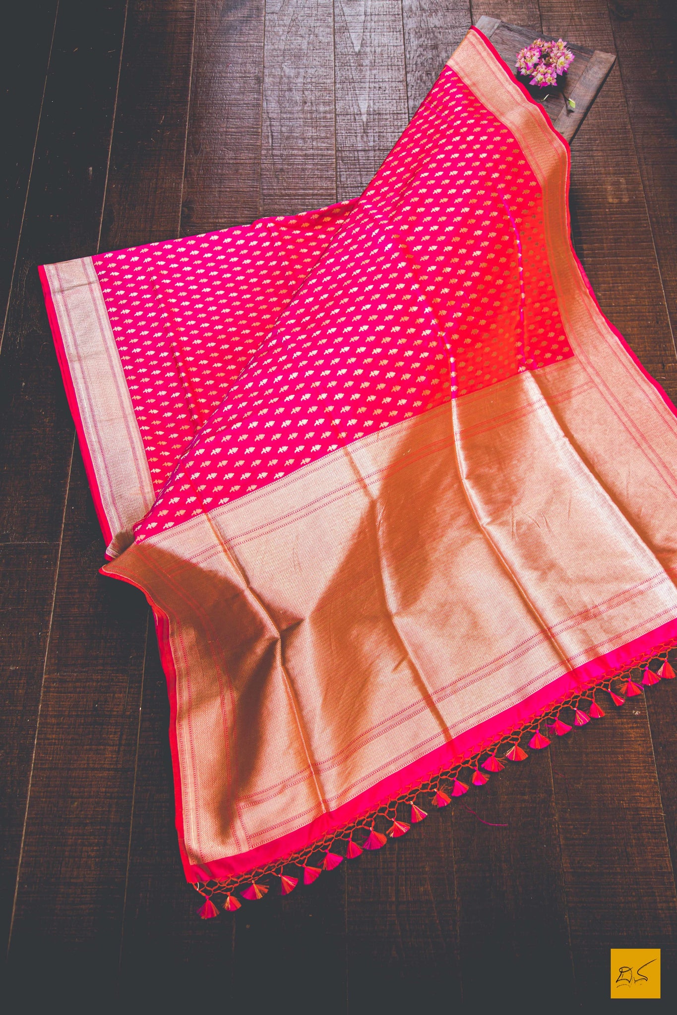A beautiful katan silk banarasi handwoven sari with a pink and orange body. New trend of Banarasi Saree designs, Banarasi Saree for artists, art lovers, architects, saree lovers, Saree connoisseurs, musicians, dancers, doctors, Banarasi Katan silk saree, indian saree images, latest sarees with price, only saree images, new Banarasi saree design.