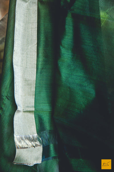 This is a gorgeous cotton chanderi handwoven saree with jaal in silver and golden zari. New trend of chanderi pure silk saree designs, chanderi pure Silk saree for artists, art lovers, architects, saree lovers, saree connoisseurs, musicians, dancers, doctors, chanderi pure Silk saree, indian saree images, latest sarees with price, only saree images, new chanderi pure silk saree design.