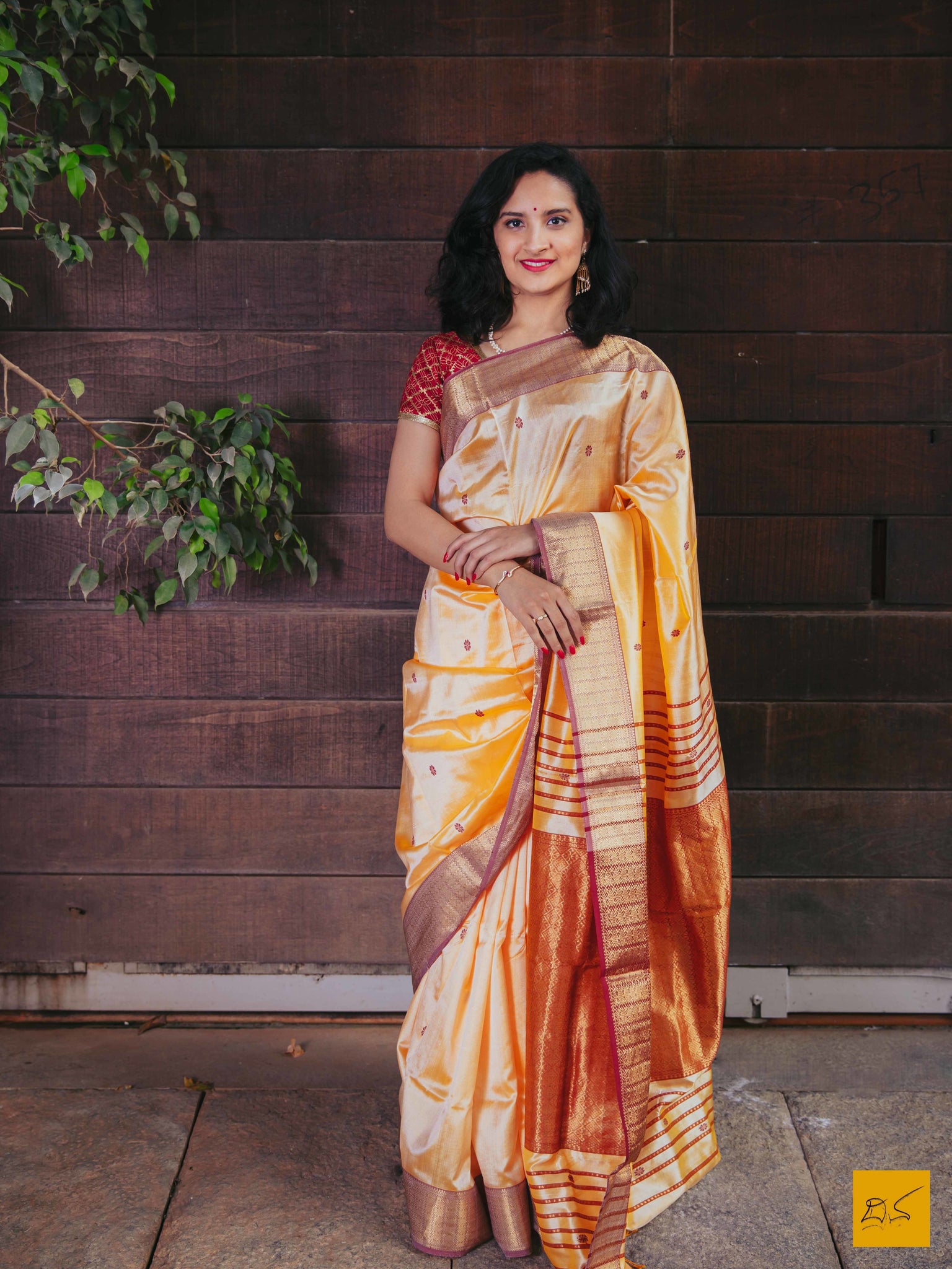 This is a wonderful Maheshwari Silk handwoven saree with a peach and yellow body. New trend of Maheshwari Silk Cotton saree designs, Maheshwari Silk Cotton saree for artists, art lovers, architects, saree lovers, saree connoisseurs, musicians, dancers, doctors, Maheshwari Silk Cotton Katan silk saree, indian saree images, latest sarees with price, only saree images, new Maheshwari Silk Cotton saree design.