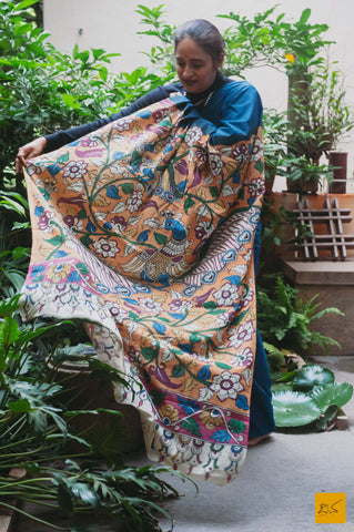 This is a gorgeous cotton kalamkari saree with hand drawn and hand painted designs in pallu and blouse. New trend of Kalamkari Saree designs,  Kalamkari Saree for artists, art lovers, architects, saree lovers, Saree connoisseurs, musicians, dancers, doctors, Kalamkari saree, indian saree images, latest sarees with price, only saree images, new Kalamkari saree design.
