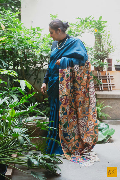 This is a gorgeous cotton kalamkari saree with hand drawn and hand painted designs in pallu and blouse. New trend of Kalamkari Saree designs,  Kalamkari Saree for artists, art lovers, architects, saree lovers, Saree connoisseurs, musicians, dancers, doctors, Kalamkari saree, indian saree images, latest sarees with price, only saree images, new Kalamkari saree design.