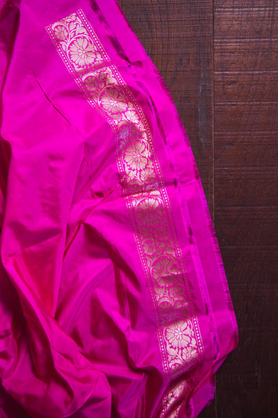 Some sarees are timeless for their weave, fabric and looks. This one is one of this types as its a kadhwa handwoven banarasi saree in tussar silk with different contrast borders on both the sides. What do you say?   Fabric- Tussar silk  Colour- Beige and Pink