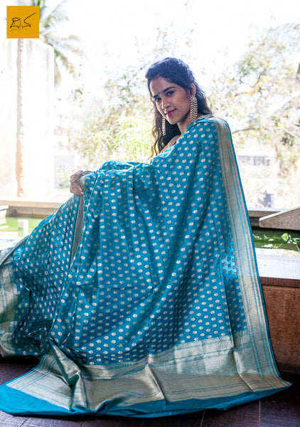 This is a beautiful banarasi katan silk dupatta in cutwork style. New trend of Banarasi designs, Banarasi for artists, art lovers, architects, dupatta lovers, dupatta connoisseurs, musicians, dancers, doctors, Banarasi Katan silk dupatta, indian dupatta images, latest dupatta with price, only dupatta images, new Banarasi dupatta design.