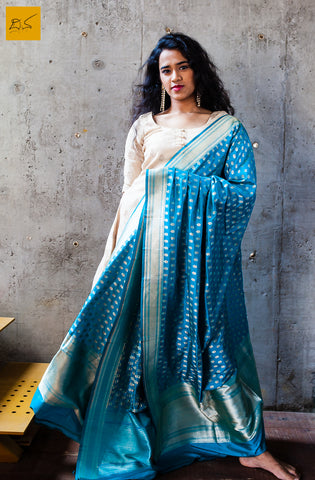 This is a beautiful banarasi katan silk dupatta in cutwork style. New trend of Banarasi designs, Banarasi for artists, art lovers, architects, dupatta lovers, dupatta connoisseurs, musicians, dancers, doctors, Banarasi Katan silk dupatta, indian dupatta images, latest dupatta with price, only dupatta images, new Banarasi dupatta design.
