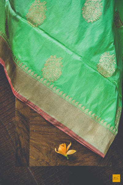 This is a beautiful katan silk banarasi sari with a pink border and kadhwa motifs. It's speciality is its Kadhiyal border. It is dyed and woven with different colour which makes it the authentic Kadhiyal. New trend of Banarasi Saree designs, Banarasi Saree for artists, art lovers, architects, saree lovers, Saree connoisseurs, musicians, dancers, doctors, Banarasi Katan silk saree, indian saree images, latest sarees with price, only saree images, new Banarasi saree design.