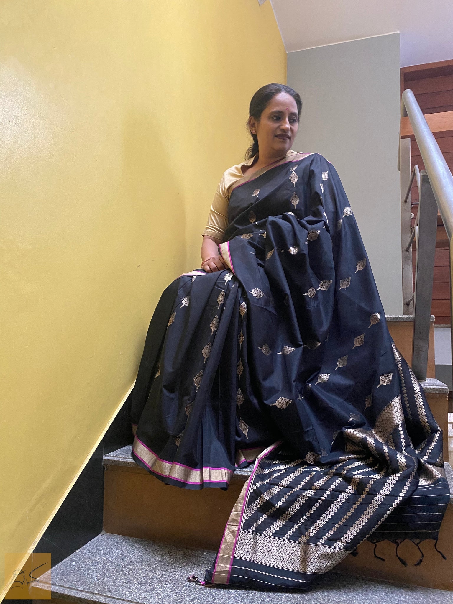 A lovely black banarasi silk cotton handwoven saree with Khadwa Buttas. New trend of Saree designs, Saree for artists, art lovers, architects, saree lovers, Saree connoisseurs, musicians, dancers, doctors, silk saree, indian saree images, latest sarees with price, only saree images, new saree design.
