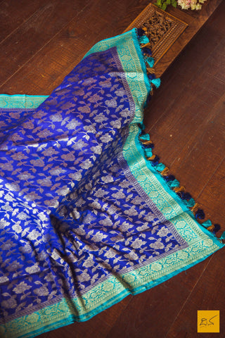 This is a gorgeous banarasi munga dupatta. New trend of munga Silk dupatta designs, munga Silk dupatta for artists, art lovers, architects, dupatta lovers, dupatta connoisseurs, musicians, dancers, doctors, munga Silk dupatta, indian dupatta images, latest dupattas with price, only dupatta images, new munga silk dupatta design.