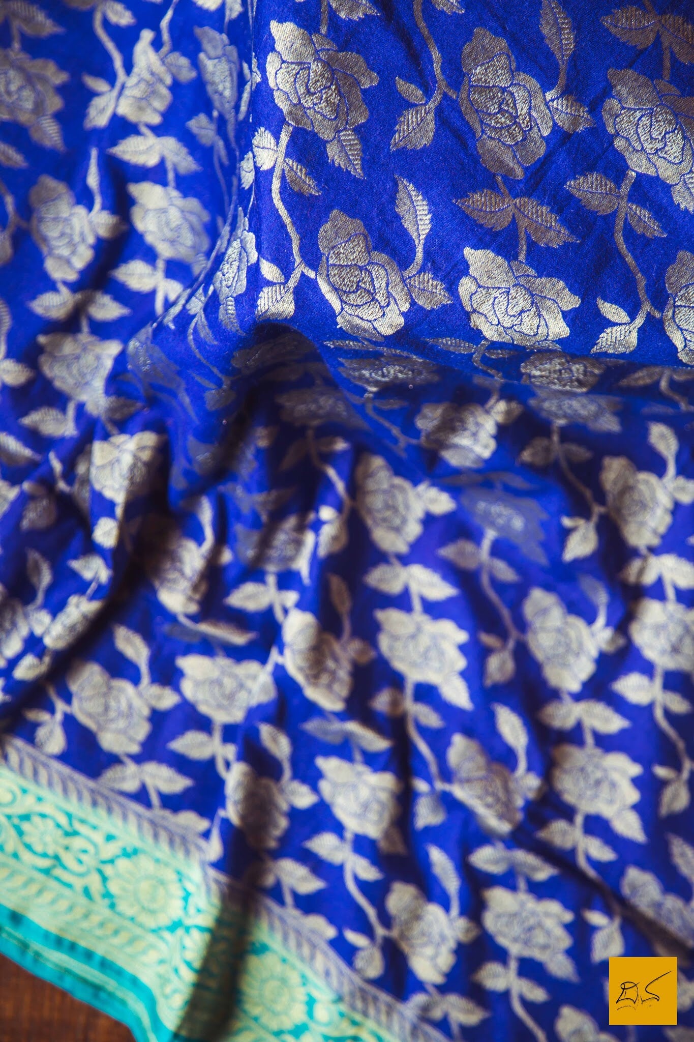 This is a gorgeous banarasi munga dupatta. New trend of munga Silk dupatta designs, munga Silk dupatta for artists, art lovers, architects, dupatta lovers, dupatta connoisseurs, musicians, dancers, doctors, munga Silk dupatta, indian dupatta images, latest dupattas with price, only dupatta images, new munga silk dupatta design.