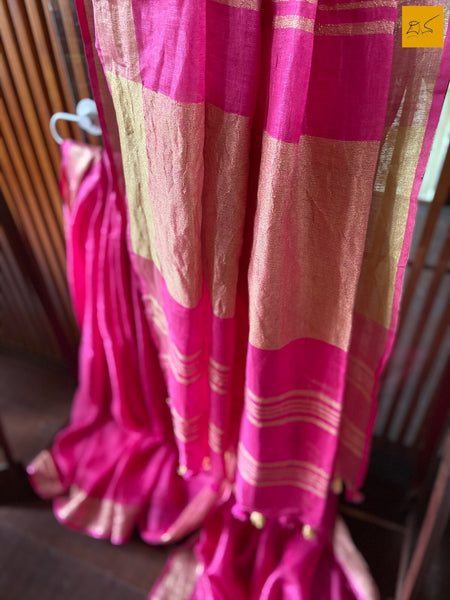 This is a gorgeous Linen handwoven Saree with a pink body. New trend of Saree designs, Saree for artists, art lovers, architects, saree lovers, Saree connoisseurs, musicians, dancers, doctors, linen saree, indian saree images, latest sarees with price, only saree images, new saree design.