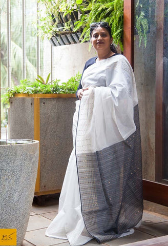 A lovely white and grey silk cotton handwoven saree with sequins woven in it. New trend of Saree designs, Saree for artists, art lovers, architects, saree lovers, Saree connoisseurs, musicians, dancers, doctors, silk saree, indian saree images, latest sarees with price, only saree images, new saree design.