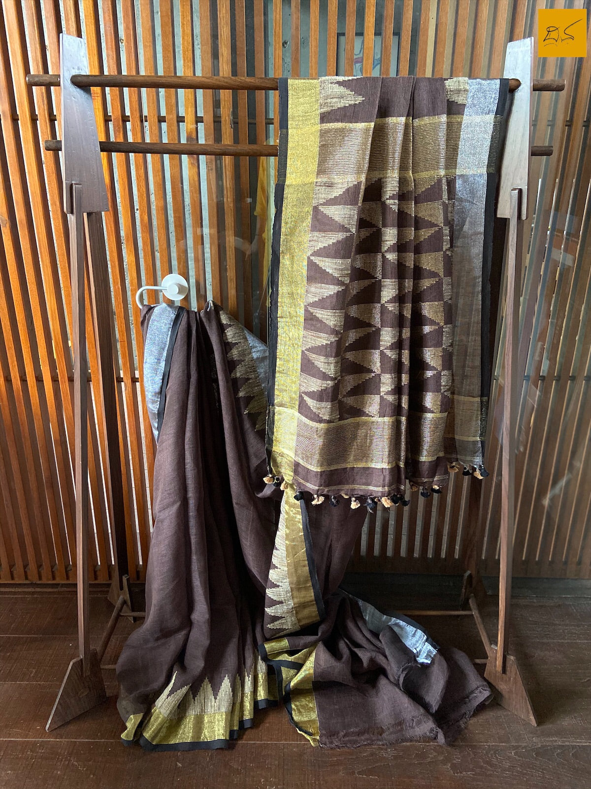 This is a gorgeous Linen handwoven Saree with a brown body. New trend of Saree designs, Saree for artists, art lovers, architects, saree lovers, Saree connoisseurs, musicians, dancers, doctors, linen saree, indian saree images, latest sarees with price, only saree images, new saree design.