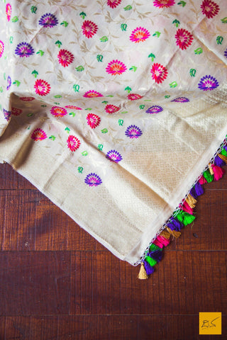 This is a gorgeous meenakari munga silk handwoven dupatta. New trend of munga Silk dupatta designs, munga Silk dupatta for artists, art lovers, architects, dupatta lovers, dupatta connoisseurs, musicians, dancers, doctors, munga Silk dupatta, indian dupatta images, latest dupattas with price, only dupatta images, new munga silk dupatta design.