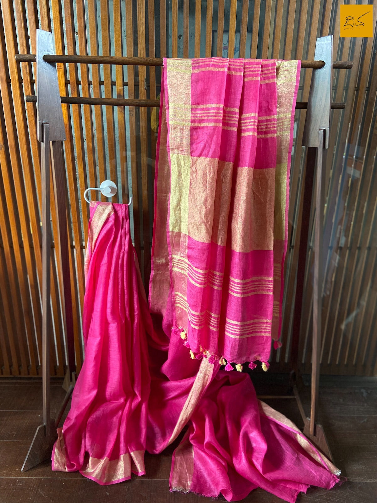 This is a gorgeous Linen handwoven Saree with a pink body. New trend of Saree designs, Saree for artists, art lovers, architects, saree lovers, Saree connoisseurs, musicians, dancers, doctors, linen saree, indian saree images, latest sarees with price, only saree images, new saree design.